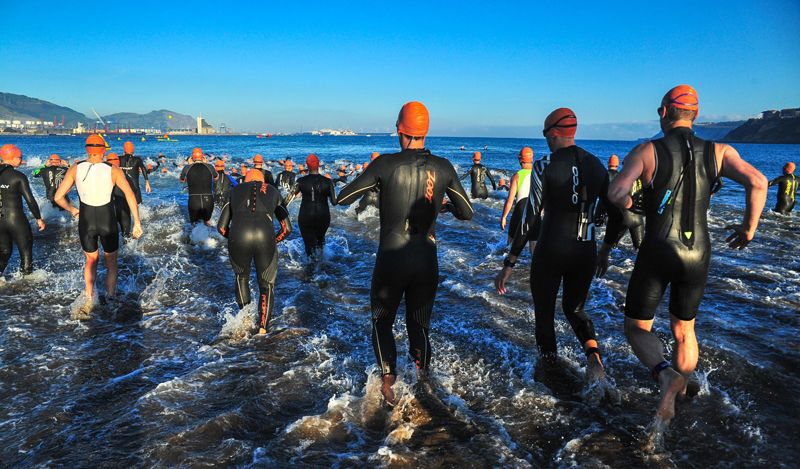 700 triatletas en el estreno de Gijón como sede del Škoda Triathlon Series
