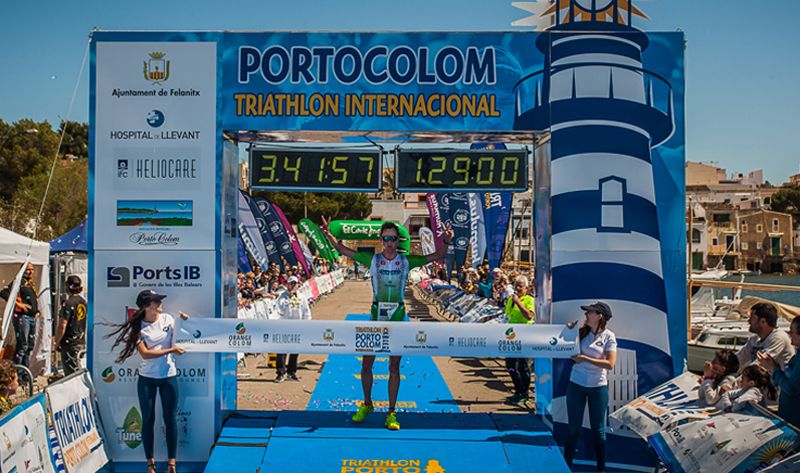 Michael Van Cleven y Emma Bilham, ganadores del Triathlon de Portocolom