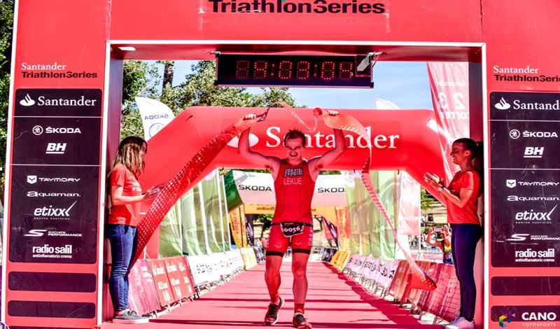 Más de 2.500 deportistas participan en el Triatlón Villa de Madrid