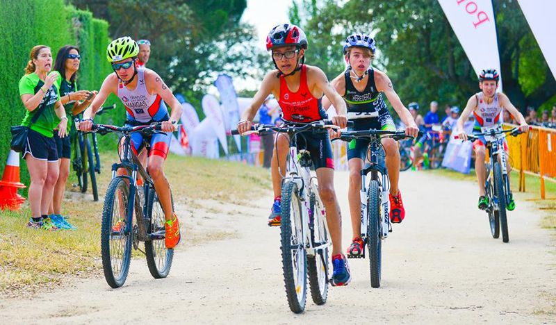 350 jóvenes deportistas participan en el Popular Circuito de Triatlón Escolar de Boadilla