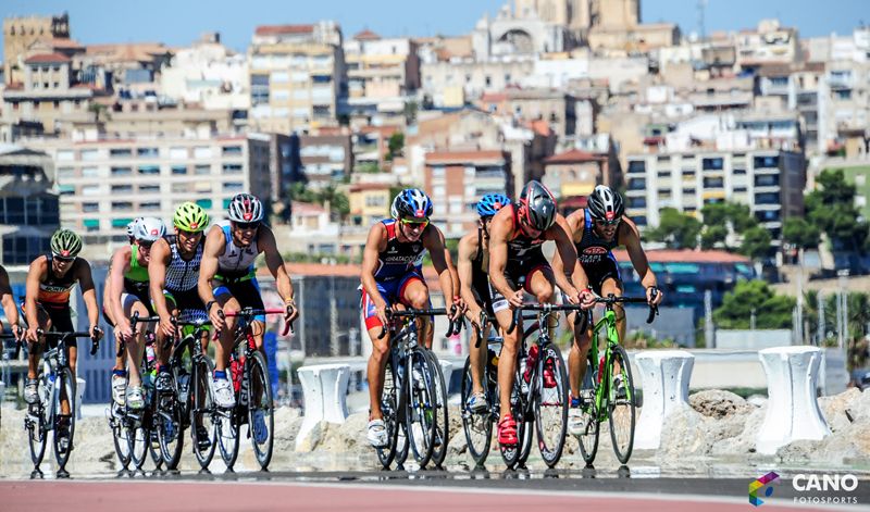 Tarragona vive una jornada de triatlón para todos con el Santander Triathlon Series