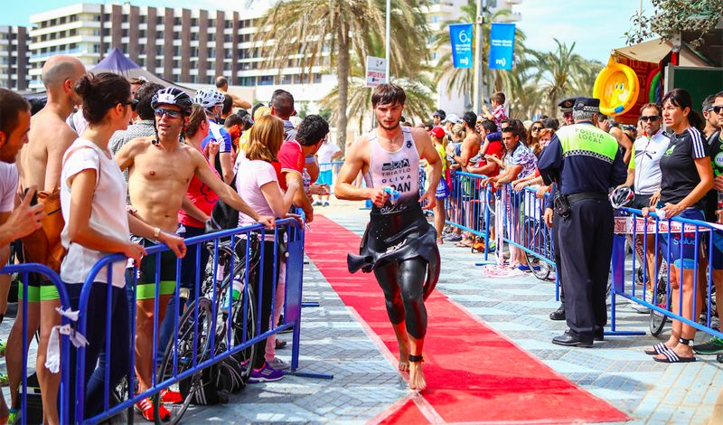 650 triatletas participan este domingo en TriWhite Alicante