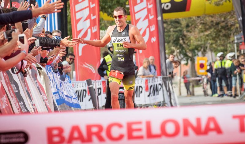 Fernando Alarza triunfa en un Barcelona Triathlon by Santander con 3.500 participantes