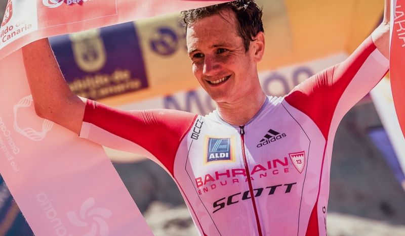 Alistair Brownlee asusta a los "cocos" de la media