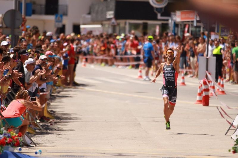 Las chicas del Triatlón Ferrol y los chicos del Fasttriatlón repiten victoria en Águilas
