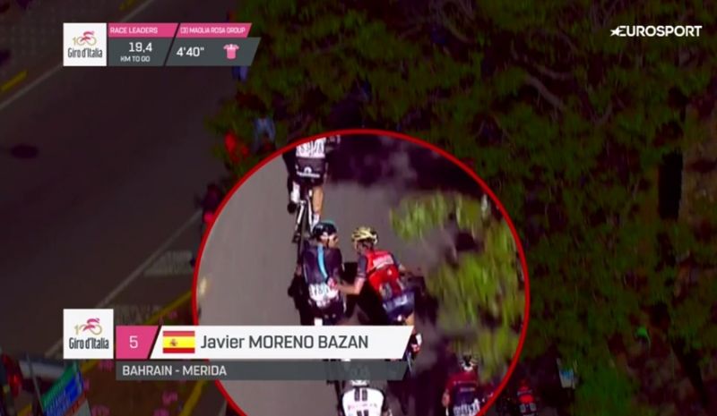 Javi Moreno, expulsado del Giro por empujar a Diego Rosa