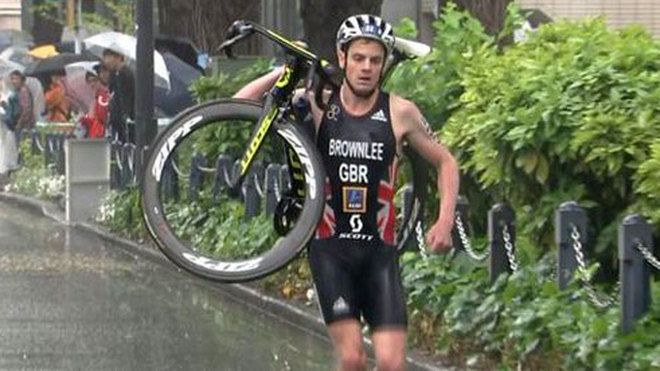 Jonathan Brownlee, dando ejemplo con la bici al hombro en Yokohama