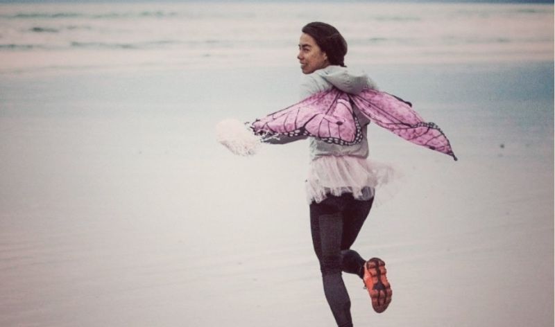 ¿Qué hace Andrea Hewitt corriendo vestida de mariposa a 4 grados?