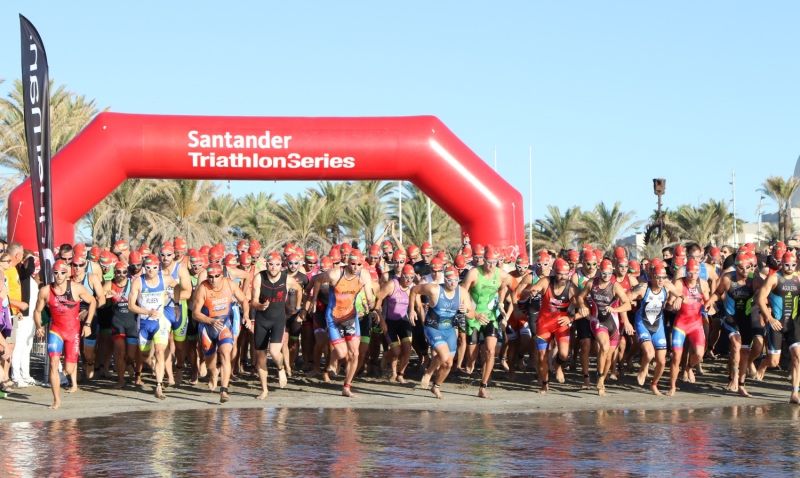 Fernando Santander y Marta Gómez se llevan el Triatlón de Castellón