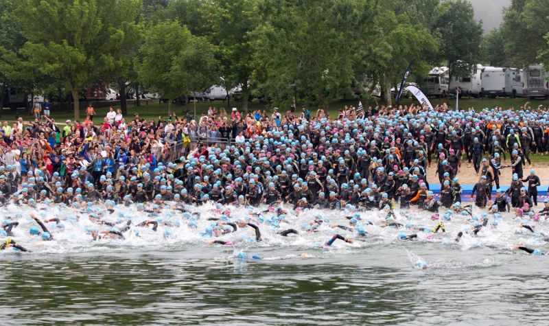 Una invasión de algas obliga a limpiar el embalse de Ullíbarri para el Triathlon de Vitoria