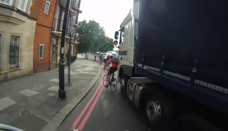 ¡Un ciclista aguanta la embestida de un camión!