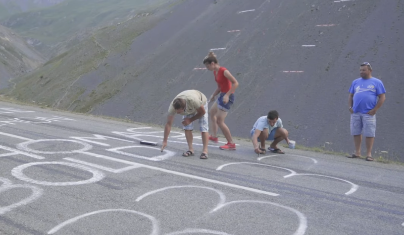 La otra cara del Tour: las pintadas del asfalto