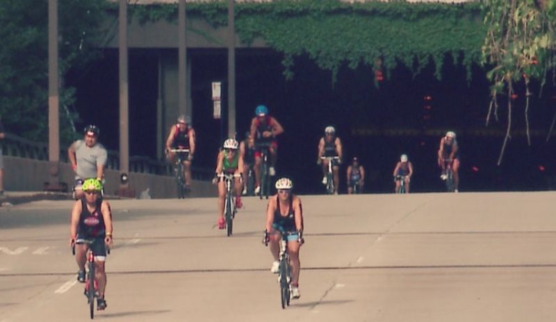 Una conductora arrolla a dos participantes del Triatlón de Chicago
