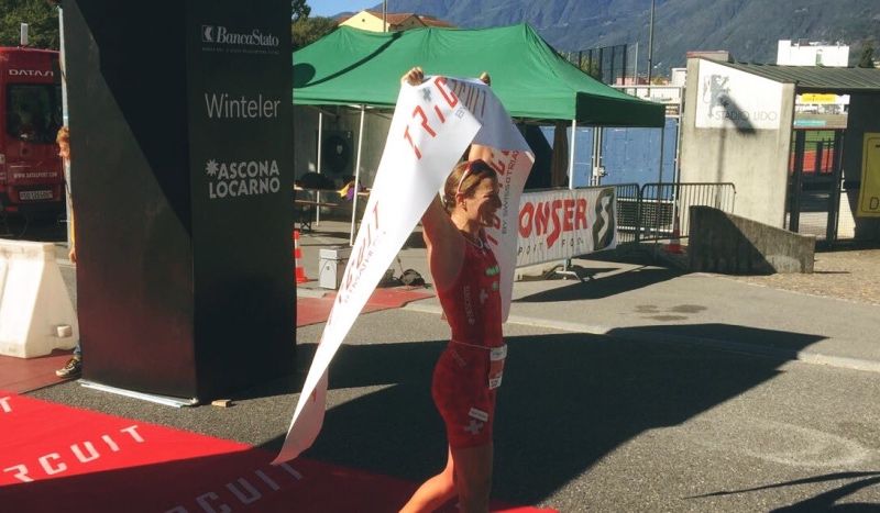 Nicola Spirig vuelve a ganar un triatlón 4 meses después del nacimiento de su segundo hijo