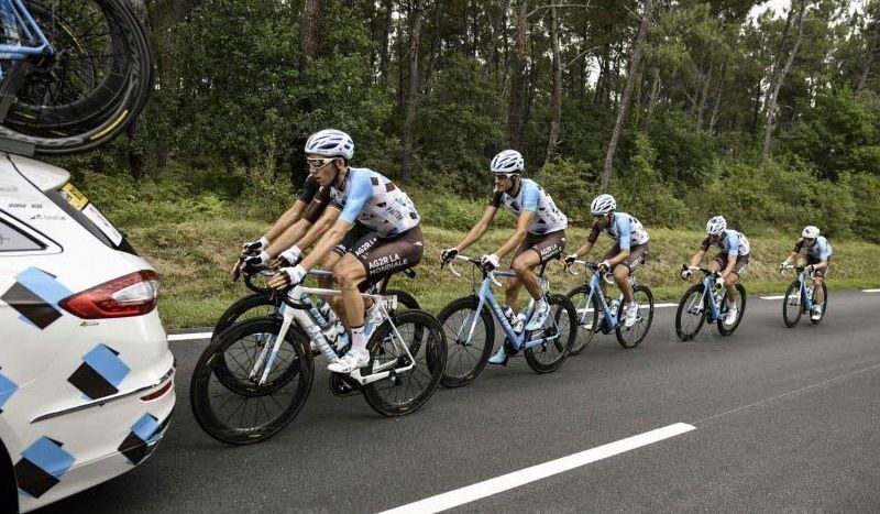 Denz y Geniez, expulsados de la Vuelta por subir Sierra Nevada agarrados al coche de equipo