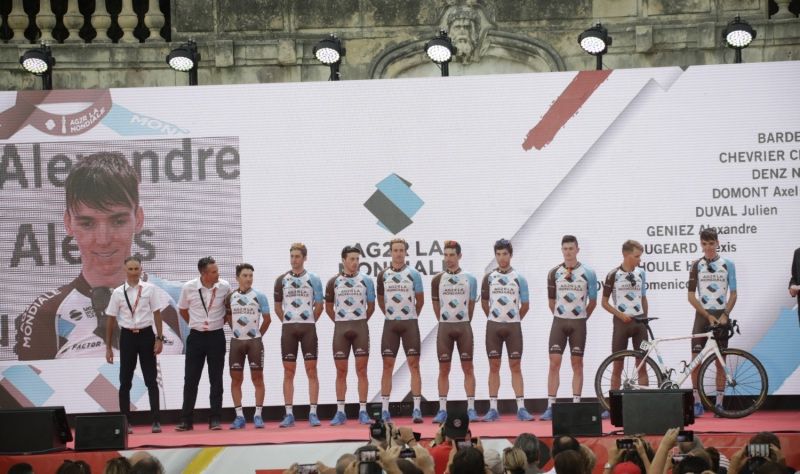 La Vuelta también expulsa al director que remolcó a los dos ciclistas del Ag2r-La Mondiale