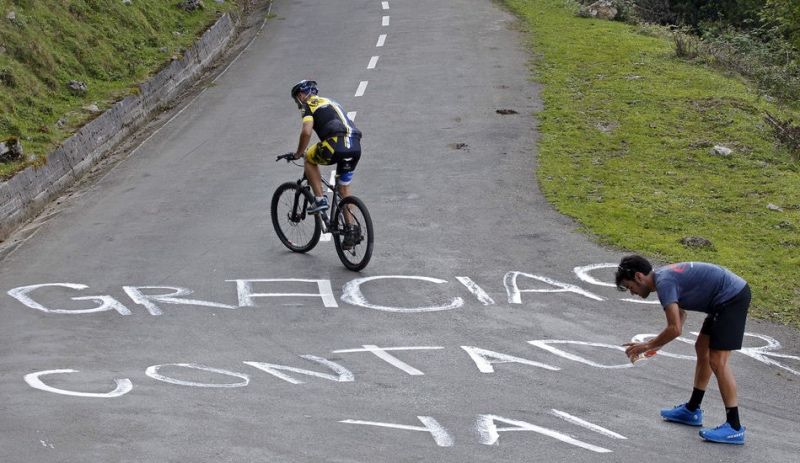 Muere una aficionada al bajar en bici el Angliru antes de la gesta de Contador