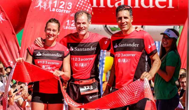 Mireia Belmonte, Indurain y Abel Antón se imponen en el Triatlón Puerto de Sevilla
