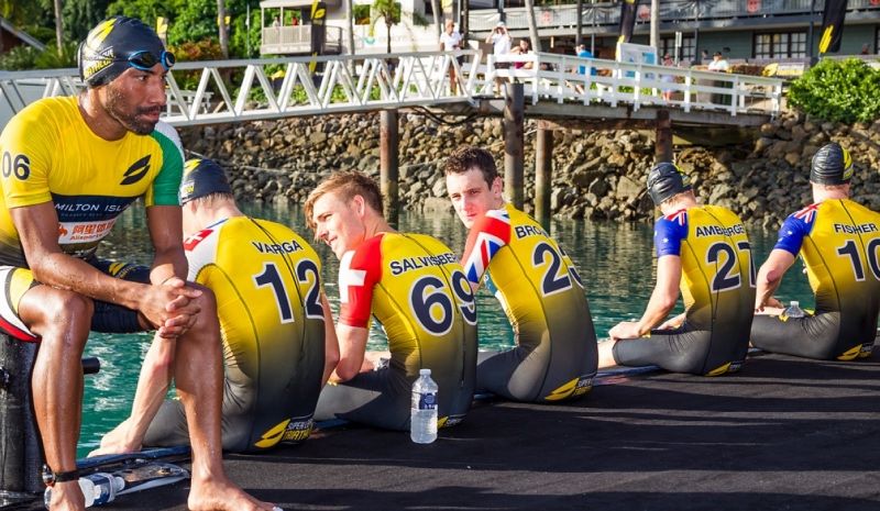 ¿Por qué Alarza luce el dorsal "96" o Mola el "03" en la Super League Triathlon?