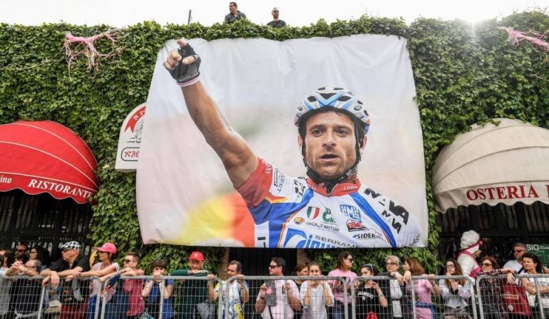 El conductor que mató a Scarponi iba viendo un vídeo en su móvil