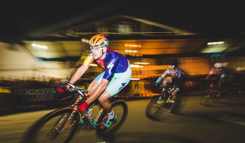 ¿Te atreverías a competir con piñón fijo, sin frenos, en circuito urbano y de noche?