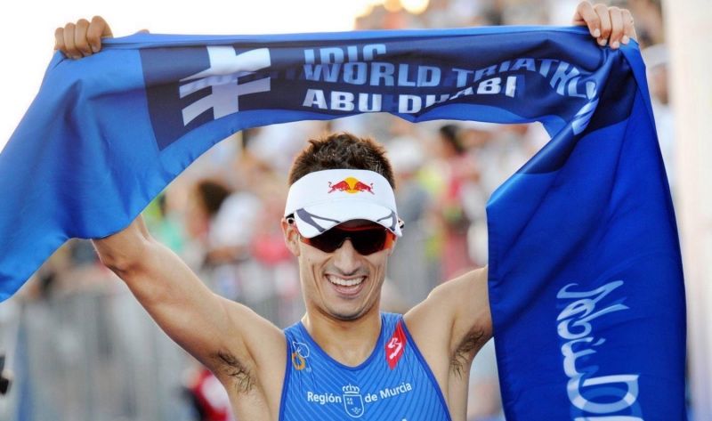 Mario Mola, 11º tras la primera jornada del Island House Triathlon