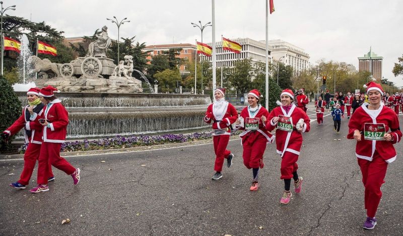 Miles de Papá Noel recorren las calles de Madrid para recibir a la Navidad