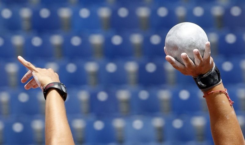Fallece un juez de atletismo al impactarle una bola de peso