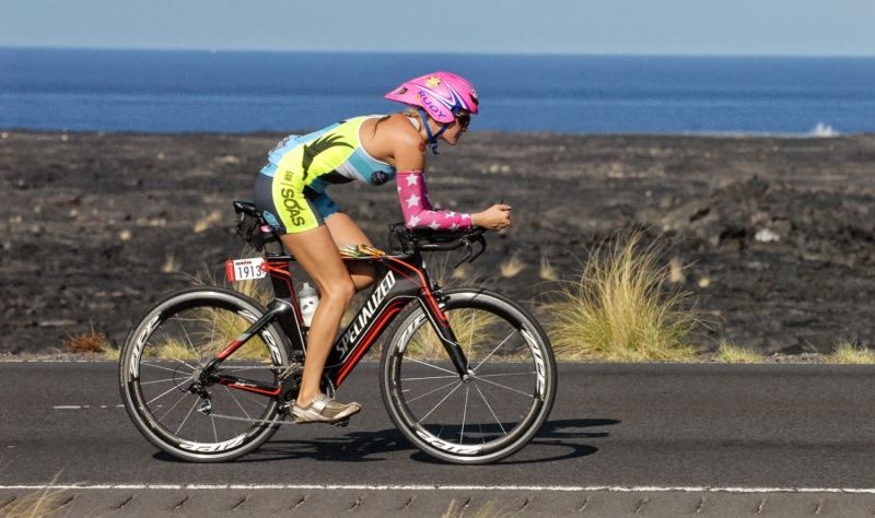 Un conductor que iba 'echando una carrera' atropella a una triatleta en Hawaii