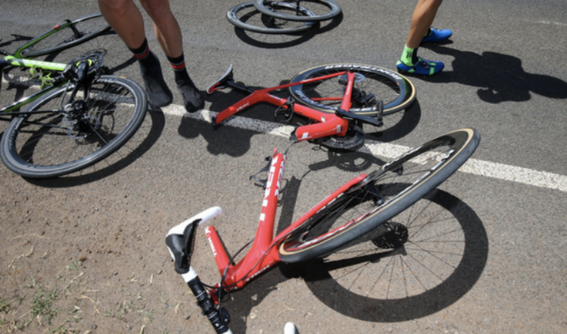 La bici de Laurent Didier se parte por la mitad en una caída