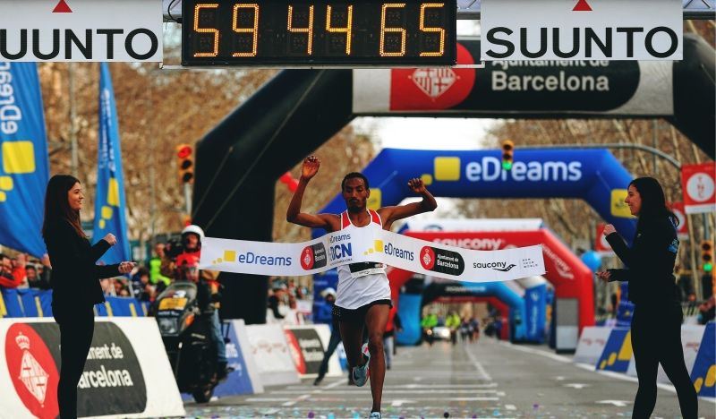 El etíope Mule Wasihun rompe la barrera de la hora en el Medio Maratón de Barcelona