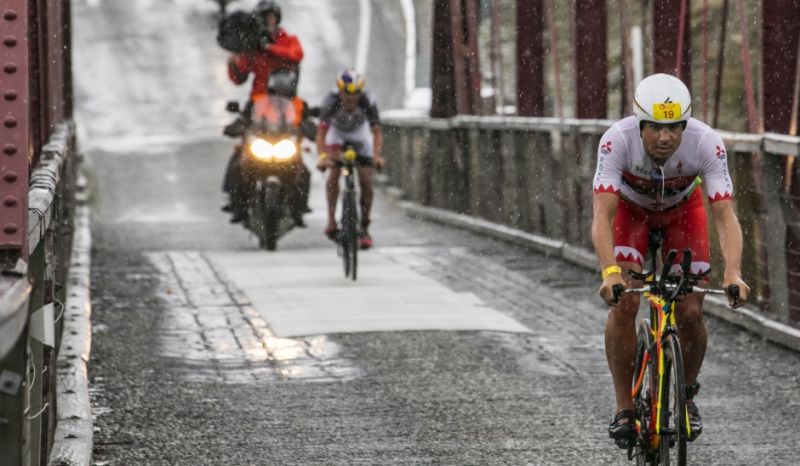 Javier Gómez Noya y Braden Currie, durante el segmento de ciclismo del Challenge Wanaka.