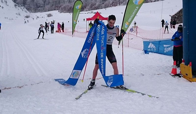 Pello Osoro, proclamándose campeón de España de Triatlón Blanco.
