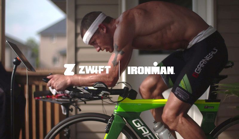Lionel Sanders, usando el método Zwift en su entrenamiento indoor.