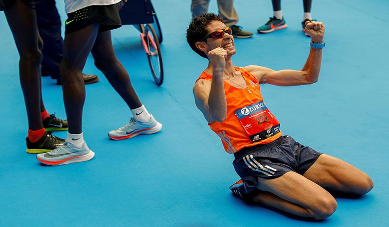 El segoviano Javier Guerra celebrando su 'gesta' tras cruzar la línea de meta.