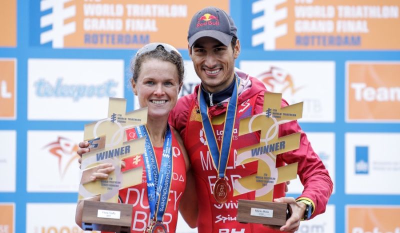 Mario Mola y Flora Duffy, posando como campeones de las WTS 2017.