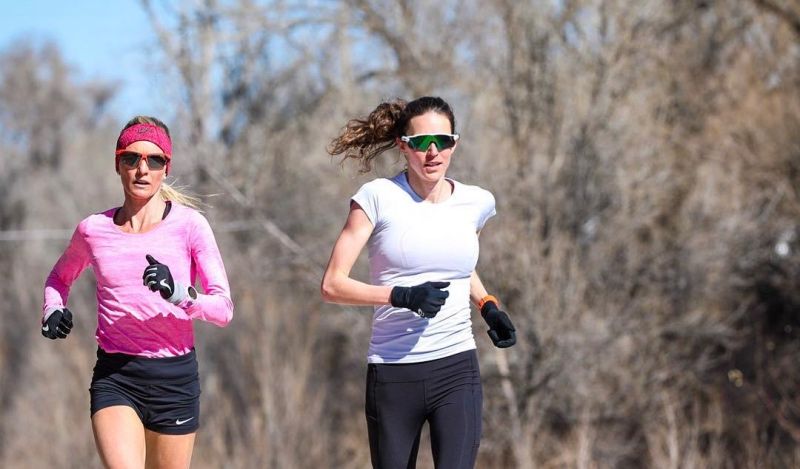 Jorgensen, en pleno entrenamiento con Shalane Flanagan.