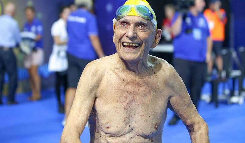 Corones, sonriendo tras conseguir un nuevo récord mundial en Gold Coast.