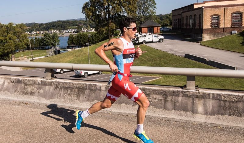 Javier Gómez Noya, en el segmento de carrera a pie del Mundial Ironman 70.3 de 2017.