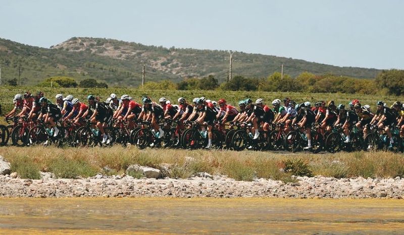 El pelotón, durante la disputa de la 5ª etapa de la Vuelta 2017.