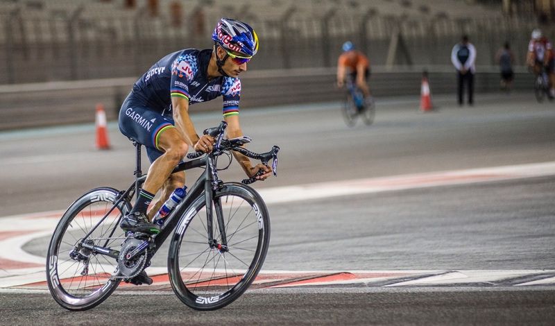 Mario Mola, reconociendo el segmento de ciclismo de Abu Dhabi.