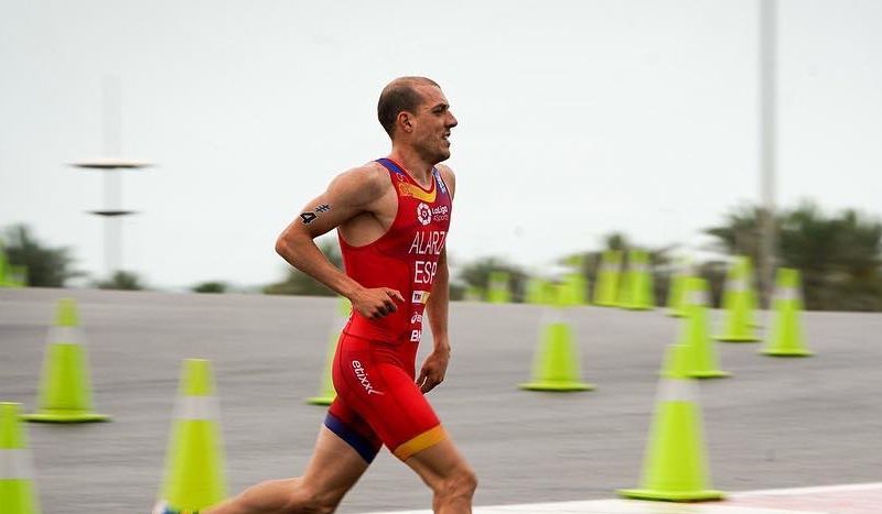 El triatleta talaverano, durante el segmento de carrera a pie en la WTS de Abu Dhabi.