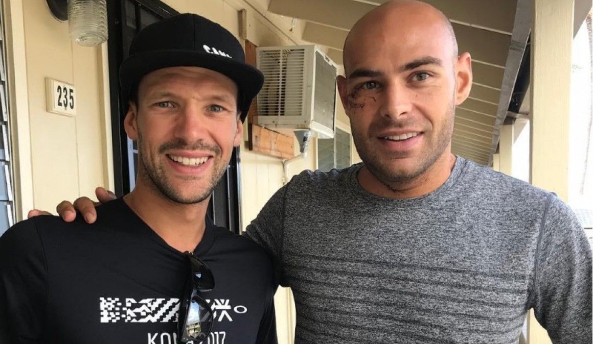 Russell, posando con Patrick Langue, actual campeón del Ironman de Kona.