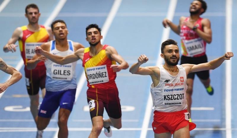 Llegada a meta de la final de 800 metros.