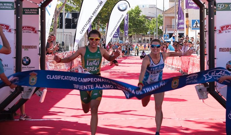 Joselyn Brea y Camila Alonso, en un sprint de 'foto finish' por la 2ª plaza en 2017.