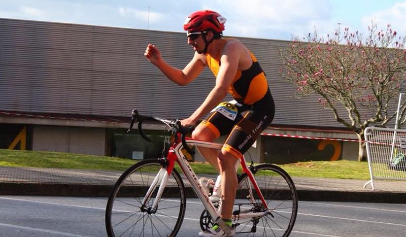 Antonio González, compitiendo con el material del otro triatleta.