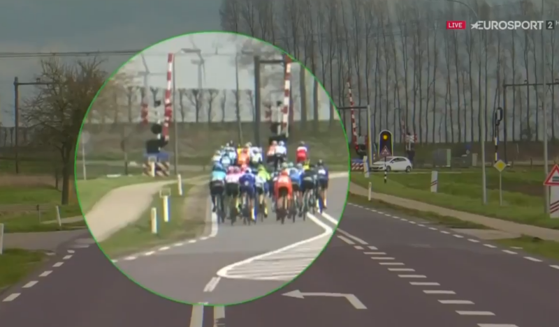 (VÍDEO) 35 ciclistas descalificados por saltarse un paso a nivel