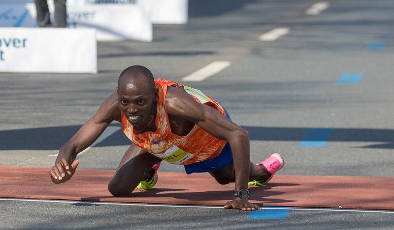 (VÍDEO) La dramática llegada de Kunyuga en el Maratón de Hannover