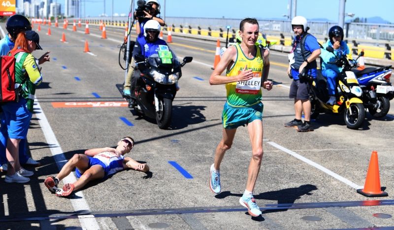 (VÍDEO) Colapsa en el maratón y, en vez de ayudarle, le sacan fotos