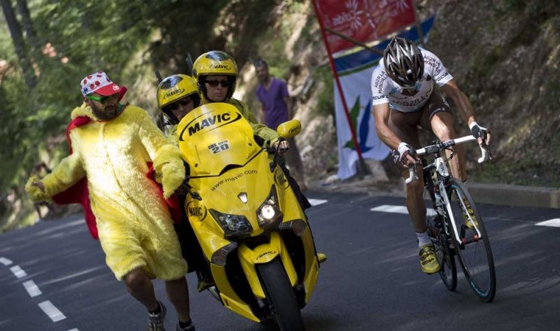 Lefevere: "El papel de las motos en las carrera es realmente escandaloso"